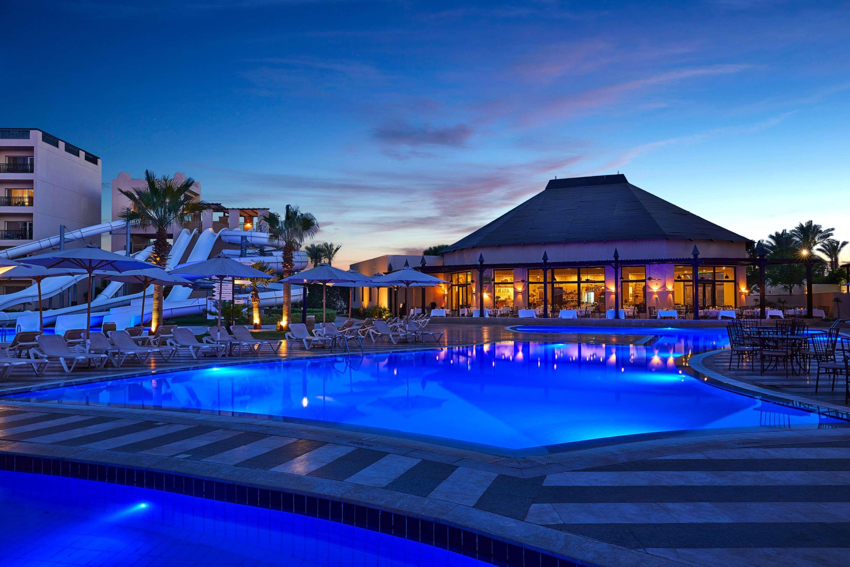 Steigenberger Aqua Magic, All Inclusive Hurghada Exterior photo The resort's main pool at night