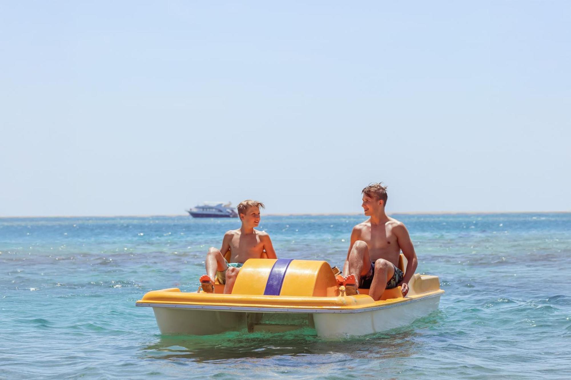 Steigenberger Aqua Magic, All Inclusive Hurghada Exterior photo A pedal boat